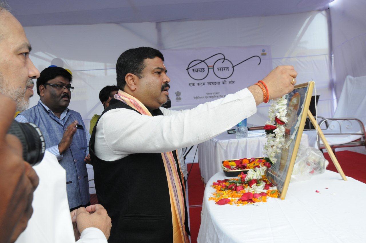 Petro Min offers tribute to the Mahatma at BPCL RO in Bhubaneswar